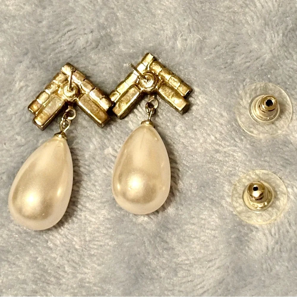 Vintage Faux Pearl drop earrings with Rhinestone’s. - Picture 10 of 16